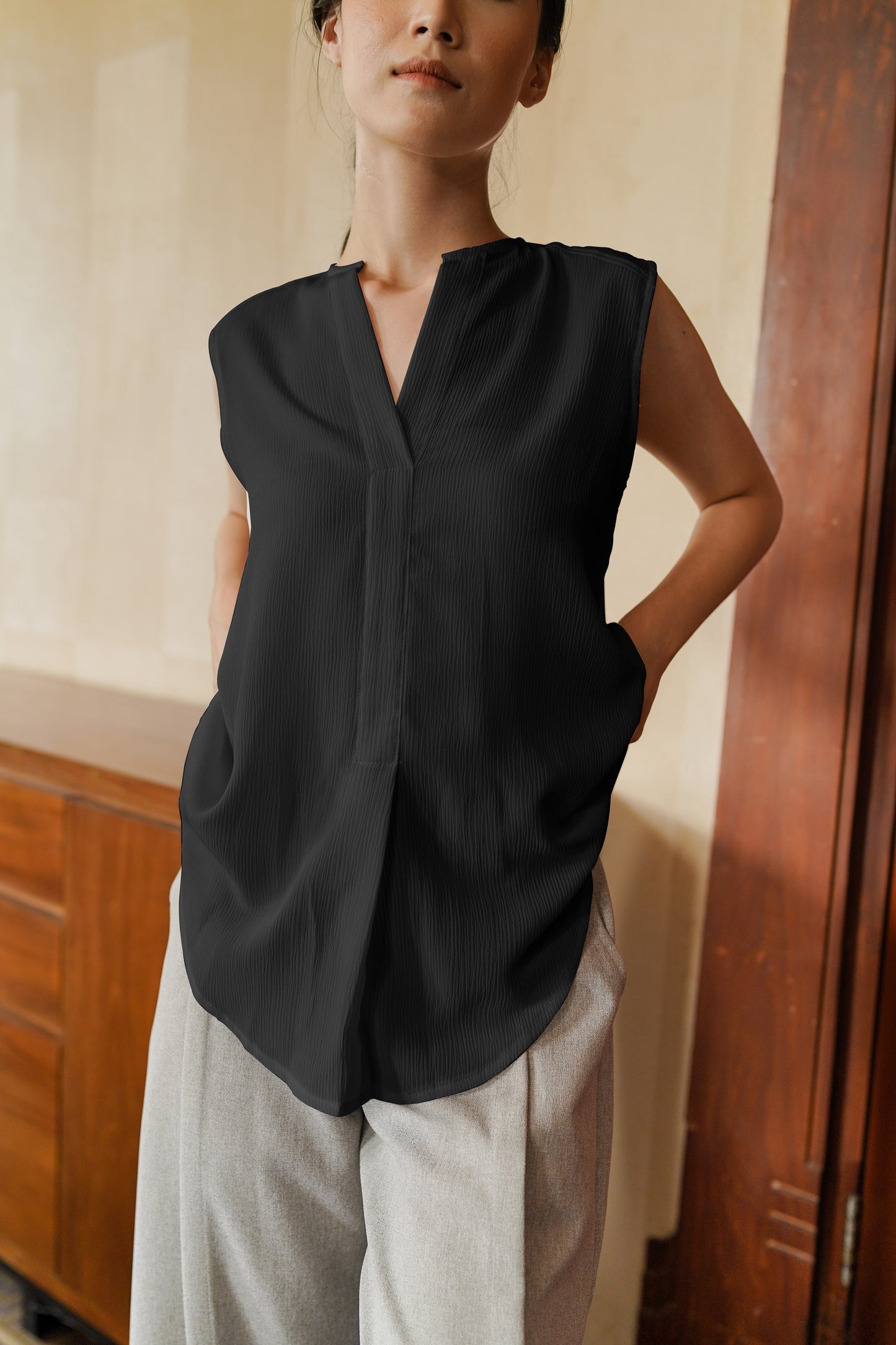 NEW MIKE SLEEVELESS IN BLACK