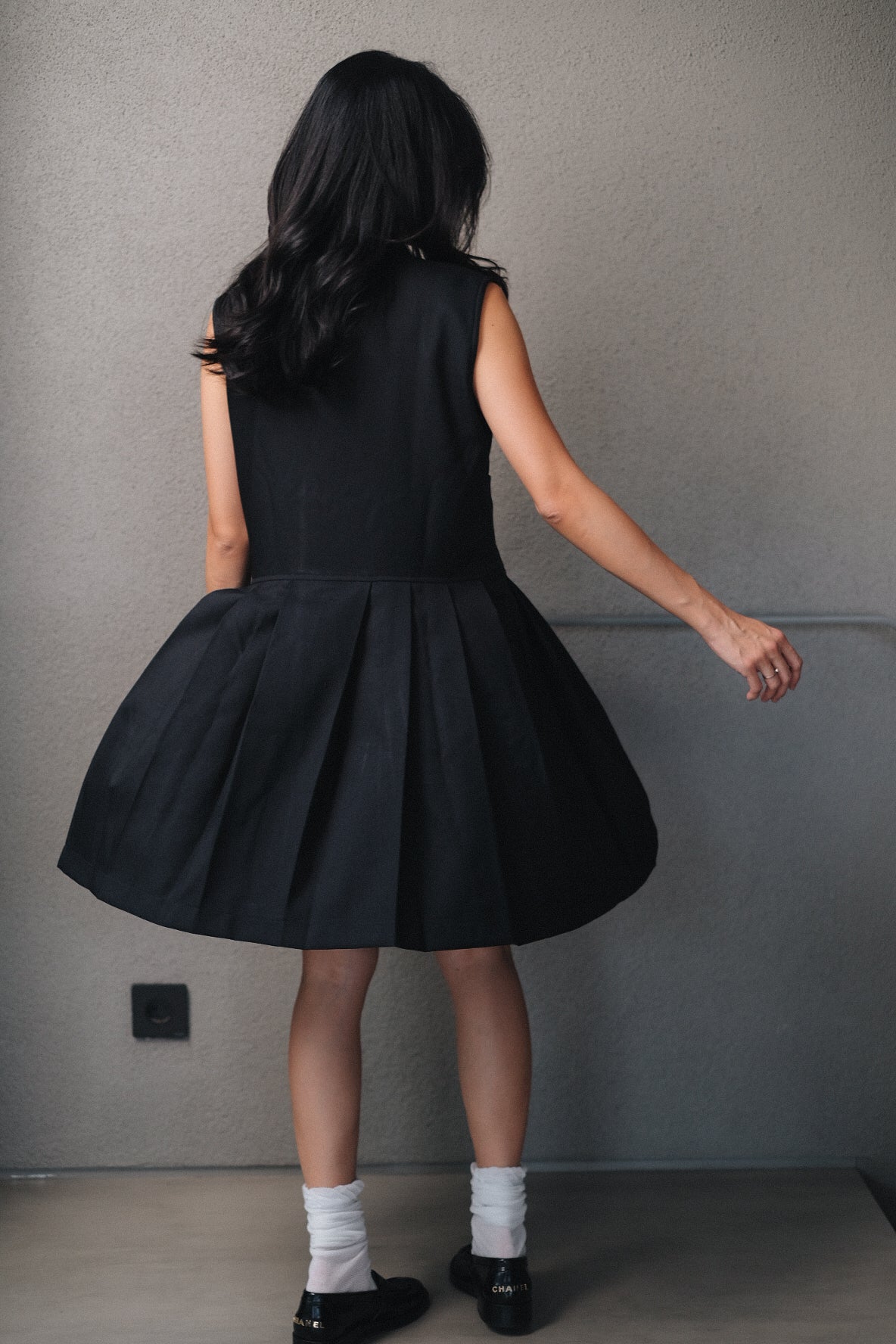 SERAPHINE SLEEVELESS DRESS IN DEEP BLACK