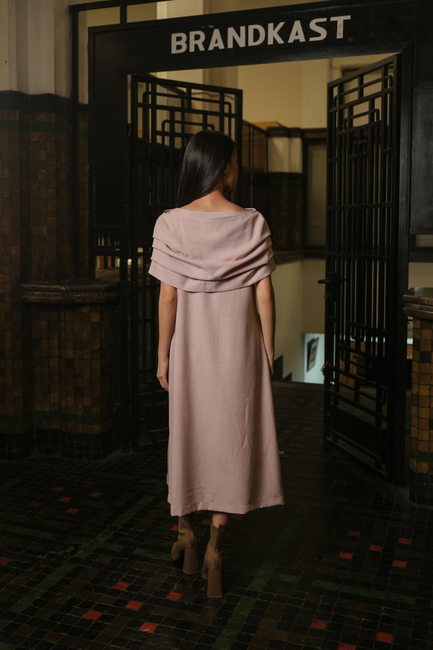 BIENN CAPE IN FEATHER BERRY
