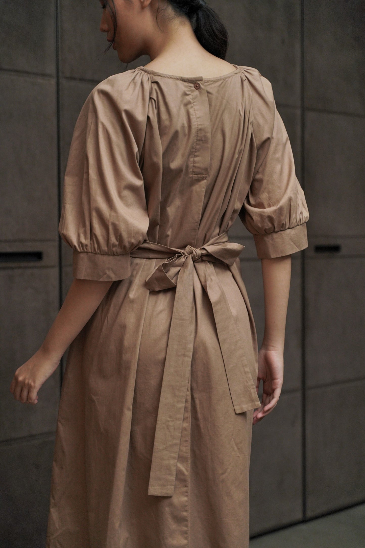 KELLY DRESS IN WALNUT