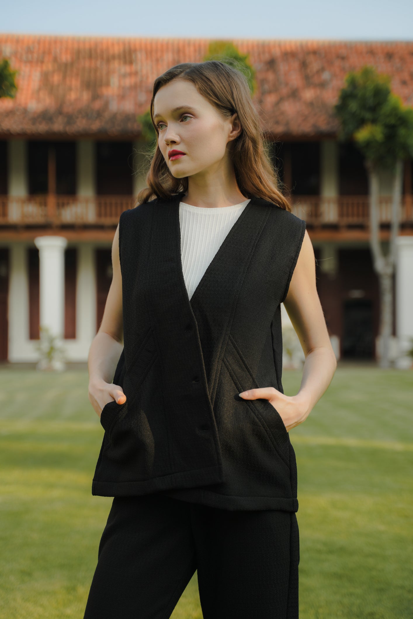 ODDA VEST IN DEEPBLACK