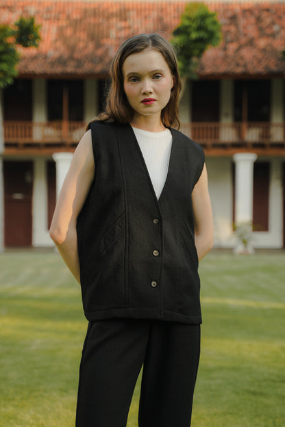 ODDA VEST IN DEEPBLACK