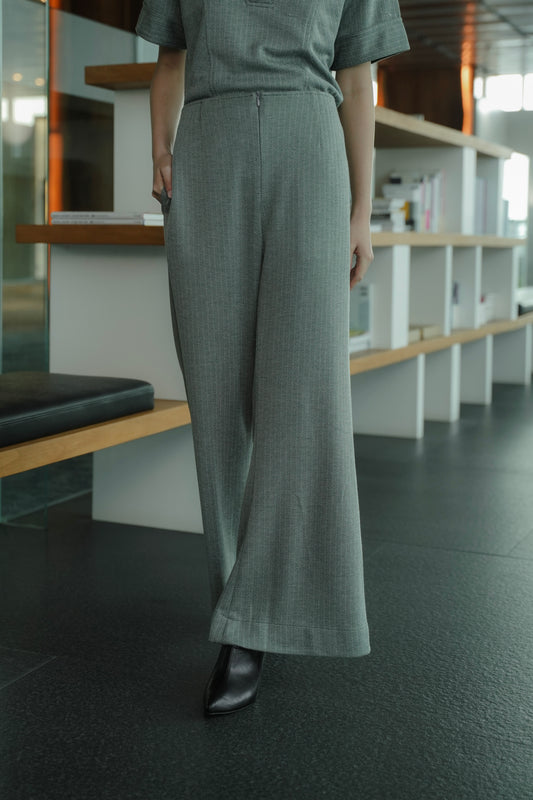 ANN PANTS IN FROSTY GRINCH